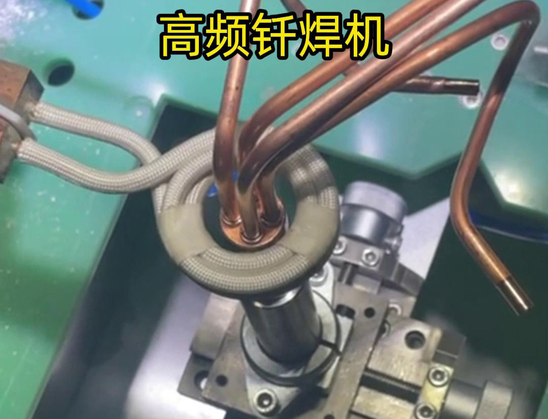 在雙工位自動感應釬焊設(shè)備中，每個工位都配備了獨立的感應加熱系統(tǒng)和釬焊工具，確保兩個工位可以同時進行焊接作業(yè)